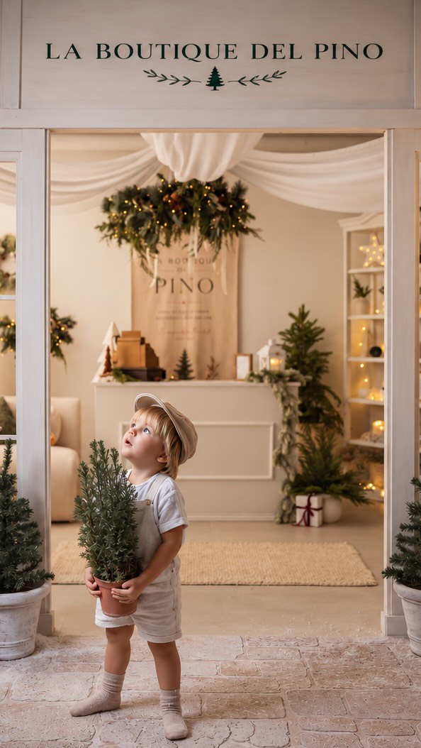 ✨ Hay Navidades que comienzan mucho antes de diciembre…

Entre ideas, pequeños detalles y muchas ganas de crear algo que se convierta en un recuerdo inolvidable.

Este año, toda esa ilusión ha dado vida a La Boutique del Pino. 🌲

Una pequeña tienda donde los niños se convertirán en los protagonistas de su propia historia, entre pinos, juegos, risas y momentos compartidos.

Porque la Navidad no está solo en las luces ni en los adornos, sino en todo lo que vivimos mientras la preparamos. 🤍

Nuestra boutique ya está lista para recibir a sus pequeños ayudantes.

Y este año tenemos preparada una sorpresa… ✨

Cada familia se llevará algo muy especial de nuestra pequeña tienda. Un detalle pensado para que un pedacito de La Boutique del Pino también forme parte de vuestra Navidad.

La Boutique del Pino · Navidad 2026

Árboles que decoran, recuerdos que crecen.

📍 Patricia Valero Photography · Zaragoza

#patriciavalerophotography ##Navidad2026 #fotografianavidadzaragoza #minisesionesnavidad fotografiainfantilzaragoza