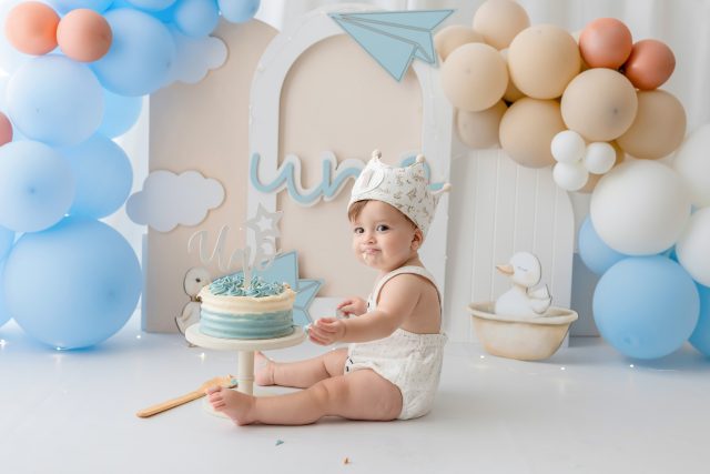 Un añito y una sesión para recordar. 🤍

Las sesiones Smash Cake son muy divertidas, pero también hay que decirlo: no a todos los peques les gusta la tarta. 😅

Algunos se lanzan de cabeza, otros prefieren tocarla con un dedo, otros no quieren ni verla… y está perfecto.

No buscamos que hagan “la foto perfecta”. Dejamos que descubran, jueguen y reaccionen a su manera. Porque precisamente esas pequeñas cosas son las que hacen que cada sesión sea diferente.

Y este pequeño  nos regaló un montón de momentos bonitos. ✨

#patriciavalerophotography 
#fotografazaragoza 
#primerañozaragoza 
#smashcakezaragoza 
#fotografainfantilzaragoza