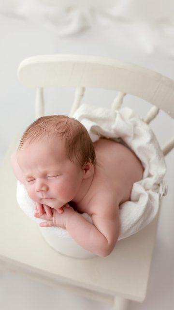 Tan pequeñitos. Tan perfectos. Tan fugaz. 🤍

Hay momentos que duran apenas unos días y que, sin darte cuenta, se convierten en algunos de los recuerdos más importantes de tu vida.

Sus manitas, su piel, esa forma de dormir, cada pequeño gesto… Todo cambia demasiado rápido.

Por eso me gusta fotografiar a los recién nacidos así: sin artificios, con calma, dejando que sean ellos los protagonistas. ✨

Las sesiones newborn se reservan durante el embarazo y se realizan preferiblemente durante los primeros 15 días de vida.

Porque quizá ahora parezca imposible olvidarlo… pero algún día agradecerás poder volver exactamente aquí. 🤍

#fotografanewbornzaragoza #fotografareciennacidozaragoza #newbornzaragoza #fotografiainfantilzaragoza #patriciavalerophotography