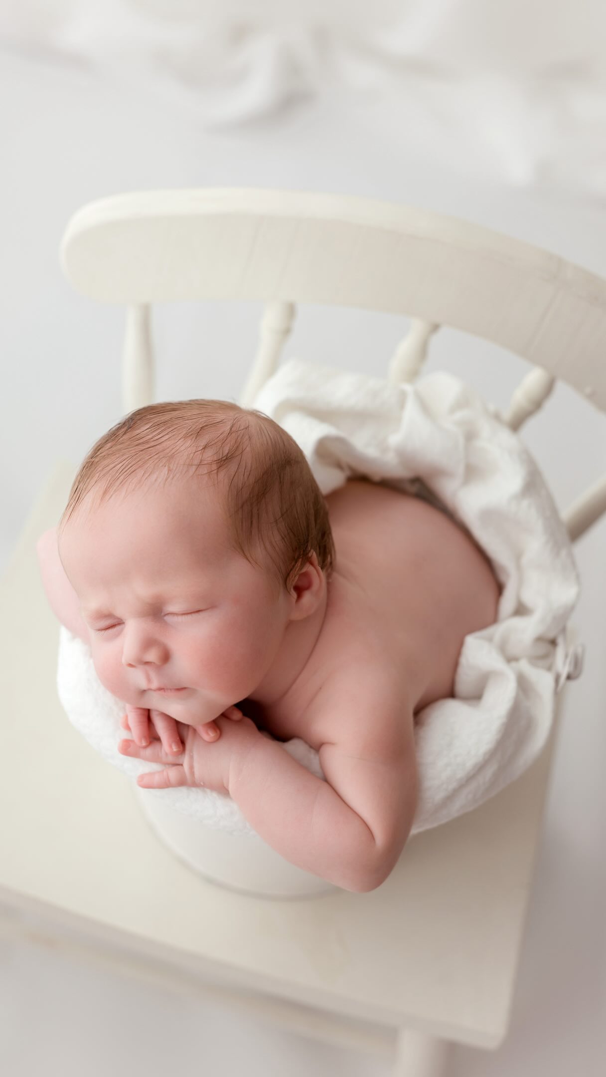 Tan pequeñitos. Tan perfectos. Tan fugaz. 🤍

Hay momentos que duran apenas unos días y que, sin darte cuenta, se convierten en algunos de los recuerdos más importantes de tu vida.

Sus manitas, su piel, esa forma de dormir, cada pequeño gesto… Todo cambia demasiado rápido.

Por eso me gusta fotografiar a los recién nacidos así: sin artificios, con calma, dejando que sean ellos los protagonistas. ✨

Las sesiones newborn se reservan durante el embarazo y se realizan preferiblemente durante los primeros 15 días de vida.

Porque quizá ahora parezca imposible olvidarlo… pero algún día agradecerás poder volver exactamente aquí. 🤍

#fotografanewbornzaragoza #fotografareciennacidozaragoza #newbornzaragoza #fotografiainfantilzaragoza #patriciavalerophotography